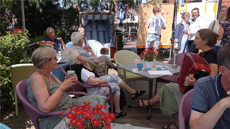 „Eine geniale Idee“: Worum andere Städte die Horneburger beneiden Besucher beim Tag des Miteinanders auf der Terrasse des Burgmannshofs.
