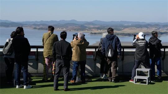 Besucher beobachten vom „Unification Observation Post“ in der Nähe der Grenze zu Nordkorea in Paju, die nordkoreanische Seite.