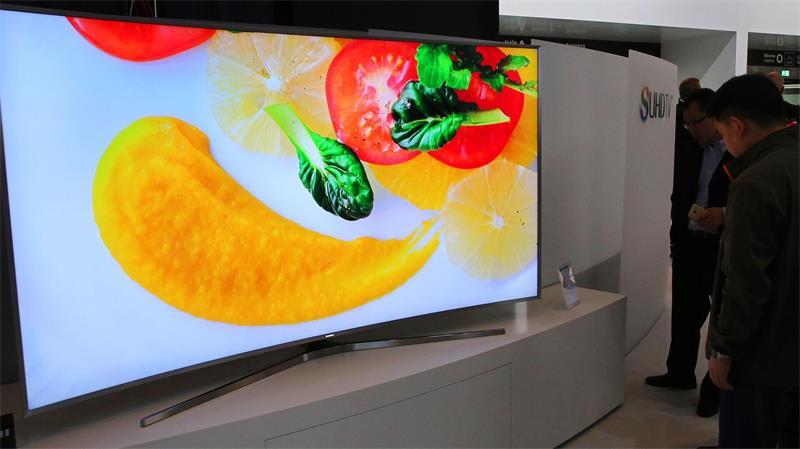 IFA-Flops: Von 3D-Brillen bis zu smarten Wasserkochern Besucher betrachten auf der IFA 2015 hochauflösende gebogene Flachbildschirme von Samsung.