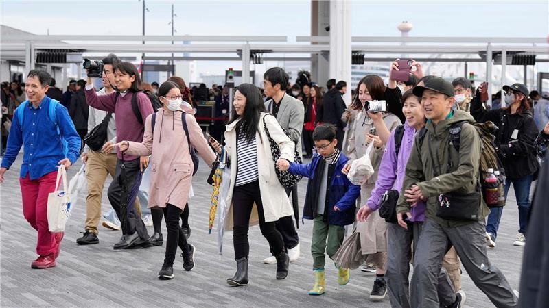 Besucher betreten das Gelände am Eröffnungstag der Osaka Expo 2025 in Osaka.