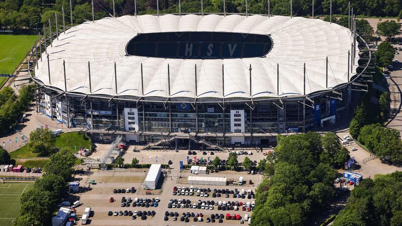 Keine Parkplätze bei EM-Spielen: Droht Hamburg ein Verkehrschaos? Blick von oben auf das Volksparkstadion in Hamburg.