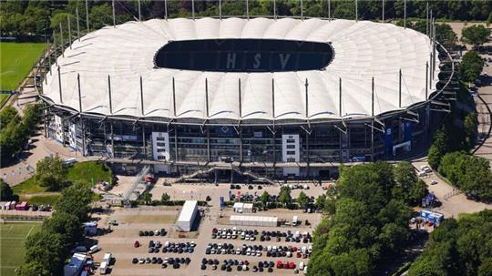 Blick von oben auf das Volksparkstadion in Hamburg.