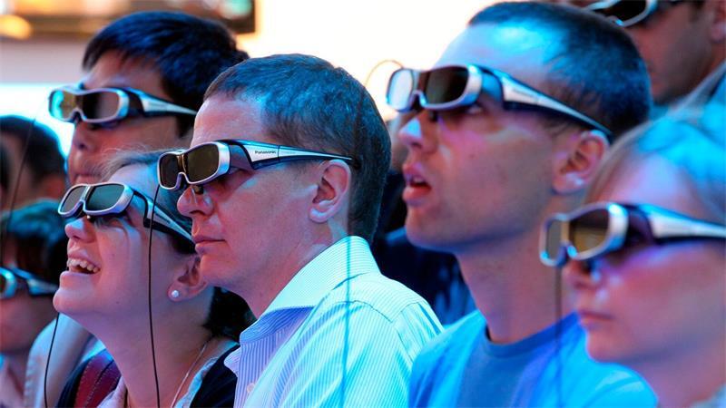 IFA-Flops: Von 3D-Brillen bis zu smarten Wasserkochern Besucher der IFA 2010 tragen 3D-Brillen.