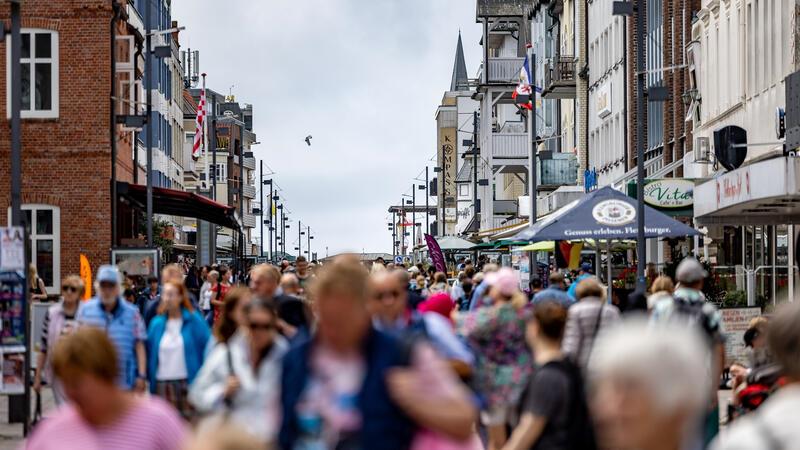 Knapper Wohnraum – Wie die Nordsee-Inseln damit umgehen Besucher der Insel Sylt bevölkern die Fußgängerzone an der Friedrichstraße in Westerland.