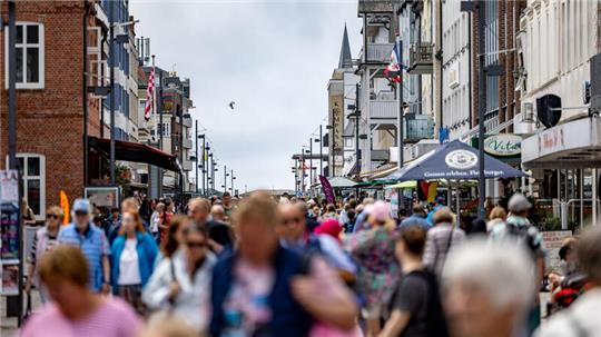 Besucher der Insel Sylt bevölkern die Fußgängerzone an der Friedrichstraße in Westerland.