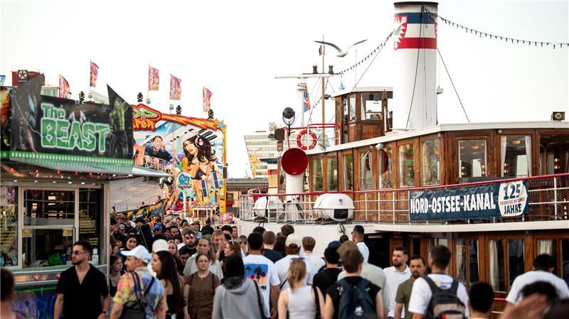 Kieler Woche startet mit Steinmeier und 500 Konzerten Besucher der Kieler Woche gehen am Hörnufer entlang.
