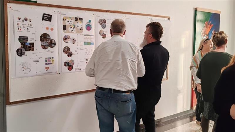 Besucher der Staffelübergabe in Estebrügge hatten die Gelegenheit, die Konzeptpläne noch mal ausgiebig zu studieren.