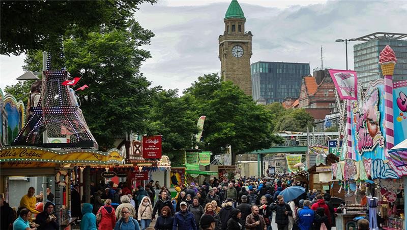 Hamburger Hafengeburtstagsfeier startet mit Schietwetter Besucher des 833. Hamburger Hafengeburtstag gehen die Hafenmeile entlang. Foto: Ulrich Perrey/dpa