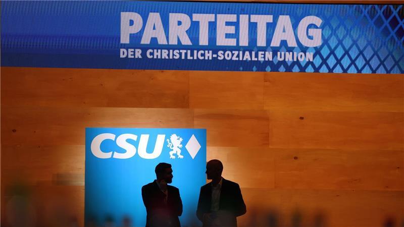 Besucher des CSU-Parteitags in München stehen vor dem Podium.