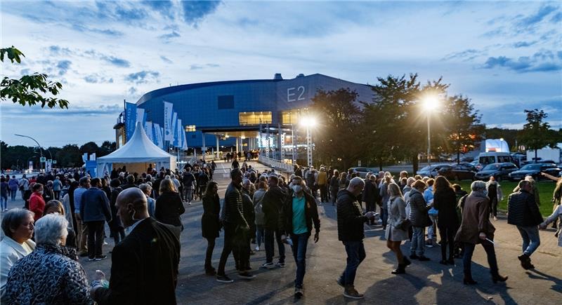 Roland Kaiser begeistert bei 2-G-Konzert vor 10.000 Fans in Barclays-Arena Besucher des Konzerts von Roland Kaiser stehen in langen Schlangen an Kontrollstellen vor der Barclays-Arena, an denen ihr 2-G-Status als Zugangsvoraussetzung überprüft wird. Foto: Markus Scholz/dpa