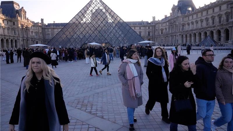 Besucher des Louvre haben am Morgen vor verschlossenen Türen gestanden. 