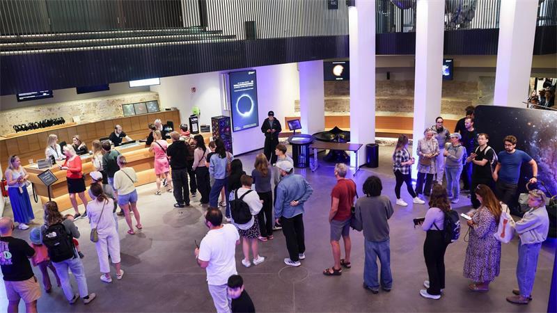 Hamburger heiß auf Spezialbrillen vor der Sonnenfinsternis Besucher des Planetariums warten darauf, eine der Spezialbrillen kaufen zu können.