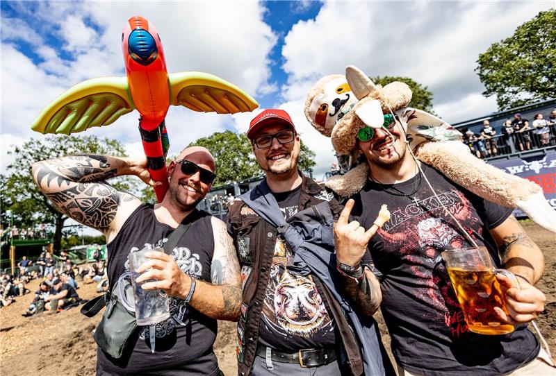 Besucher des Wacken Open Air Festival feiern vor den Bühnen. Foto: dpa