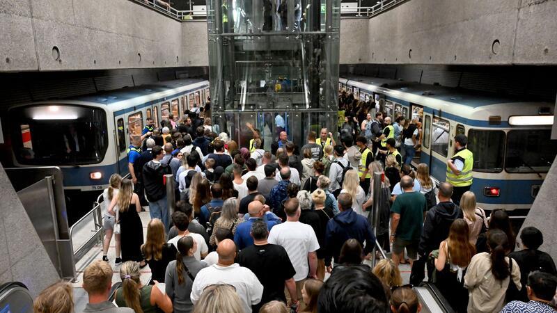 Popstar mit Pop-up-Stadion: Adele-Konzerte in München laufen Besucher des ersten Adele-Konzerts strömen danach zur U-Bahn. Die britische Sängerin Adele gibt bis Ende August Konzerte in München.