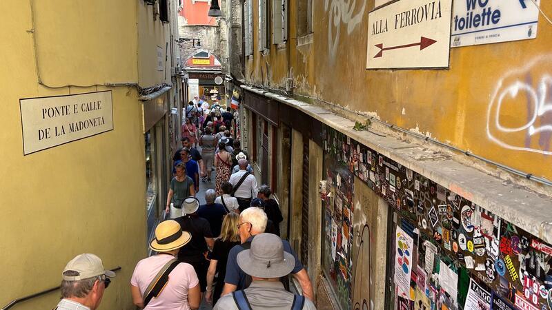 Eintrittsgeld bringt Venedig erste Million Besucher drängen sich in der „Calle de la Madoneta“, eine der engen Gassen Venedigs.