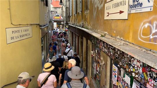 Besucher drängen sich in der „Calle de la Madoneta“, eine der engen Gassen Venedigs.