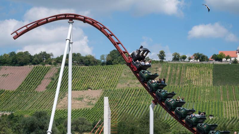 Besucher fahren im Erlebnispark Tripsdrill in der Achterbahn «Volldampf». Die Bahn fährt ein Stück eine nur scheinbar nicht zu Ende gabaute Schiene nach oben und dann rückwärts die gleiche Strecke wieder runter.