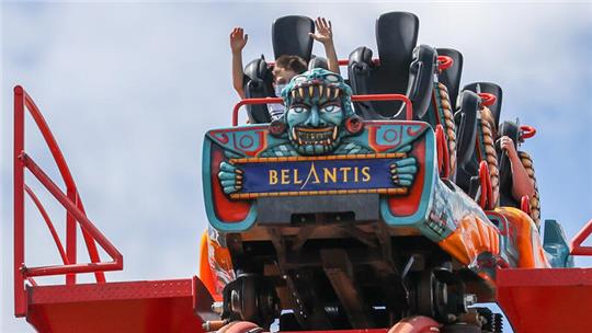 Besucher fahren mit der Achterbahn "Huracan" im Freizeitpark Belantis.