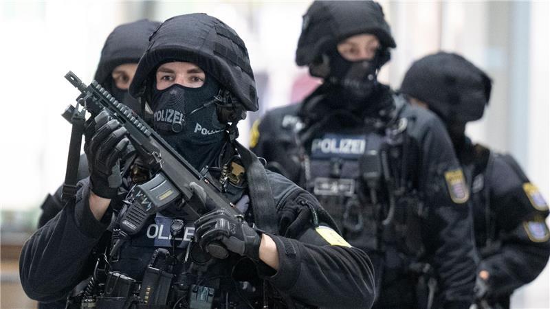 Polizei gibt Entwarnung nach Knall in Einkaufszentrum Besucher flohen, es gab Verletzte. Die Polizei sieht aktuell keine Gefahr mehr.