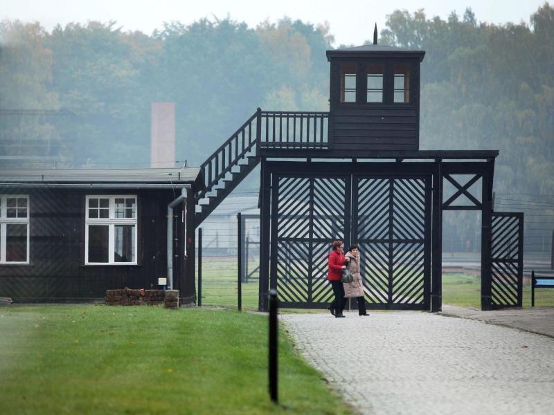 Prozess im Norden: Angeklagte ehemalige KZ-Sekretärin nach Flucht gefasst Besucher gehen am Eingang des Stutthof Museums in Sztutowo (Polen) vorbei, in dem an die Verbrechen im ehemaligen deutschen Konzentrationslager Stutthof erinnert wird. Foto: Piotr Wittman/PAP/dpa