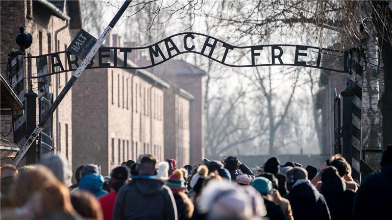 Besucher gehen durch den Eingang des früheren Konzentrationslager Auschwitz I. (Archivbild)