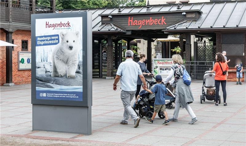 Erster voller Streiktag bei Hagenbeck - Zoo blieb geöffnet Besucher gehen durch den Haupteingang in Hagenbecks Tierpark.