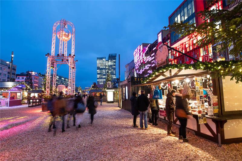 Besucher gehen über den Weihnachtsmarkt "Santa Pauli" auf dem Spielbudenplatz. Archivfoto: Daniel Reinhardt/dpa