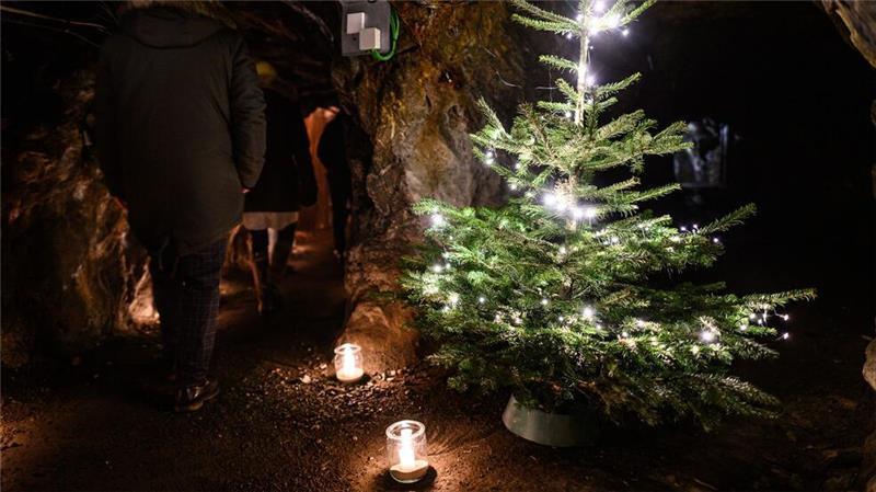 Weihnachtsmarkt in früherem Bergwerk Rammelsberg Besucher gehen über den Weihnachtsmarkt unter Tage.
