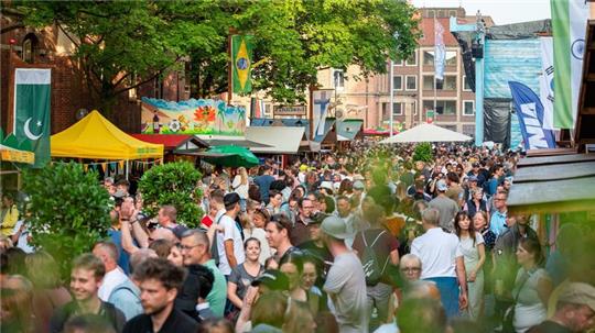 Besucher gehen während der letztjährigen Kieler Woche über den internationalen Mark.