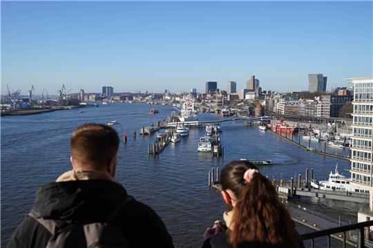 Besucher genießen den Ausblick von der Elbphilharmonie-Plaza auf den Hafen. Foto: Marcus Brandt/dpa