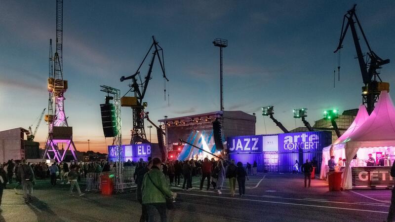 Besucher geniessen die Musik vor der Hauptbühne des Elbjazz-Festivals auf dem Gelände der Werft Blohm+Voss.