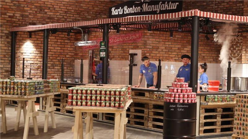 Besucher können den Mitarbeiterinnen und Mitarbeitern bei der Arbeit zusehen - hier werden Bonbons gemacht.