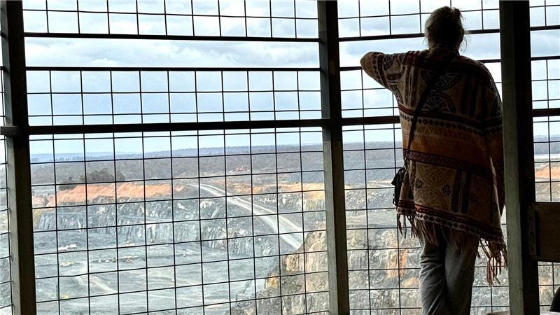 Lithium-Gigant Australien: Motor der globalen Energiewende Besucher können die gewaltige Mine von einem Aussichtspunkt aus bestaunen - und sie soll bald noch größer werden.