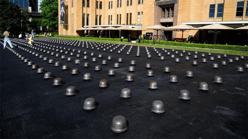 Ai Weiweis „Mushrooms“ in Sydney: Stahlhelme gegen den Krieg Besucher können durch die Reihen von 500 Helme gehen.