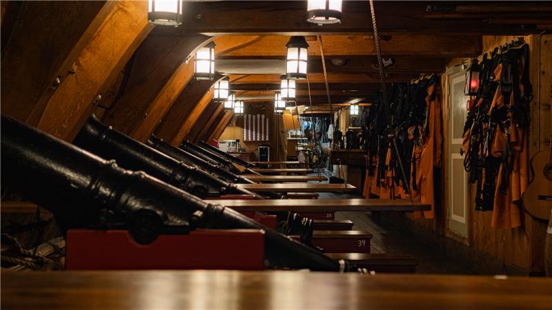 Historischer Holzsegler besucht erstmals Hamburg Besucher können sich die fünf detailgetreu nachgebauten Decks des riesigen Holzseglers anschauen. Foto: Ossi Kallio