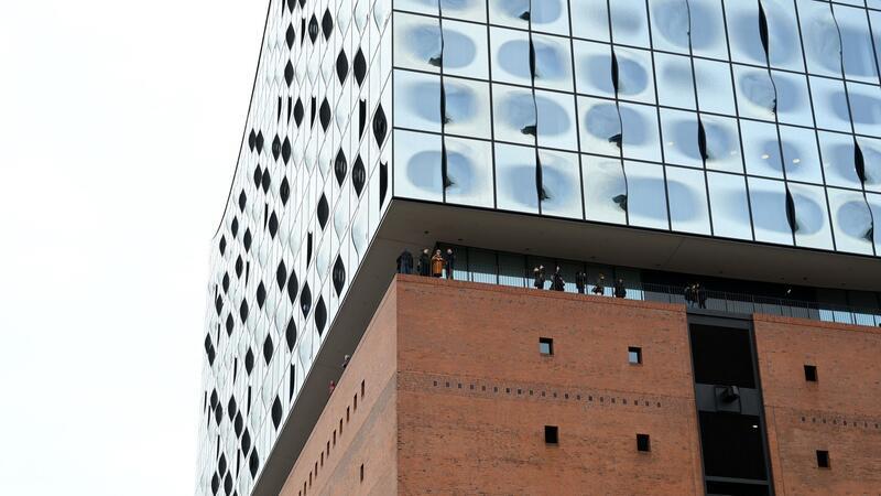 Mehr als 20 Millionen Besucher auf Plaza der Elbphilharmonie Besucher laufen über die Plaza der Elbphilharmonie.