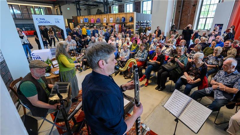 Besucher lauschen in der Hartmannfabrik einem Konzert der „Werkskapelle Naunhof“. Die historische Fabrikhalle wurde für die Kulturhauptstadt umfassend saniert und war als Besucherzentrum für viele Gäste erster Anlaufpunkt. (Archivbild) 