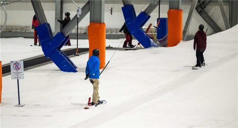 Kritik an Sommerski in Bispingen – Snow Dome wehrt sich Besucher nutzen die Skihalle Snow Dome.