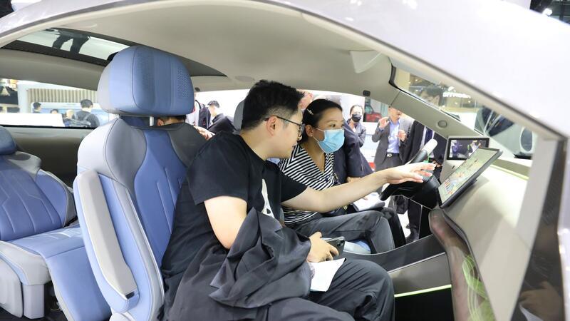 Experte: Chinas Tech-Konzerne werden E-Auto-Markt verändern Besucher probieren ein HarmonyOS-basiertes intelligentes Bordcomputerterminal am Huawei-Stand auf der 20. internationalen Automobilausstellung „Auto Shanghai 2023“.