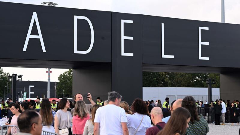 Popstar mit Pop-up-Stadion: Adele-Konzerte in München laufen Besucher sind auf dem Weg zu einem Konzert der britischen Sängerin Adele.