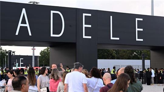 Besucher sind auf dem Weg zu einem Konzert der britischen Sängerin Adele.