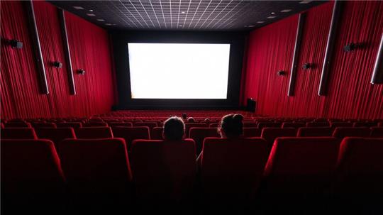 Besucher sitzen in einem Kinosaal.