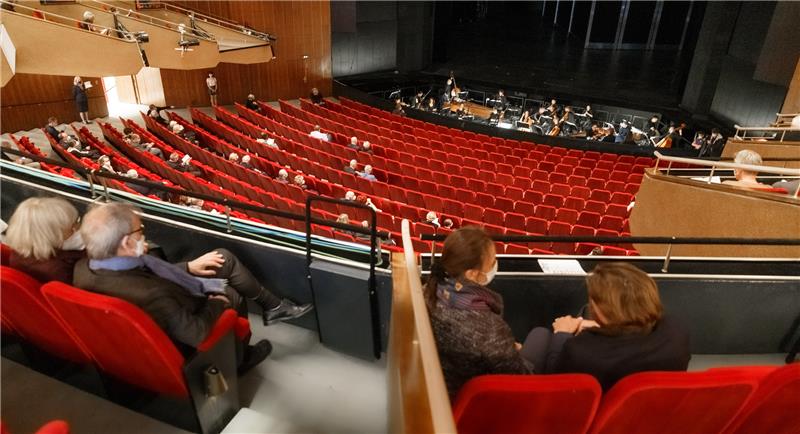 Besucher sitzen mit großen Abständen zueinander in der Staatsoper Hamburg. Diese eröffnet nach der Corona-Pause wieder ihren Spielbetrieb mit der Oper Agrippina. Allerdings wegen der Corona-Schuztmaßnahmen mit reduzierter Zuschauerzahl und Sicherheitsabständen im Zuschauersaal. Foto: Markus Scholz/dpa