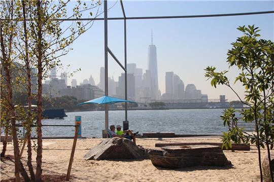 Besucher sonnen sich am ersten Strand von Manhattan, der sogenannten «Gansevoort Peninsula».