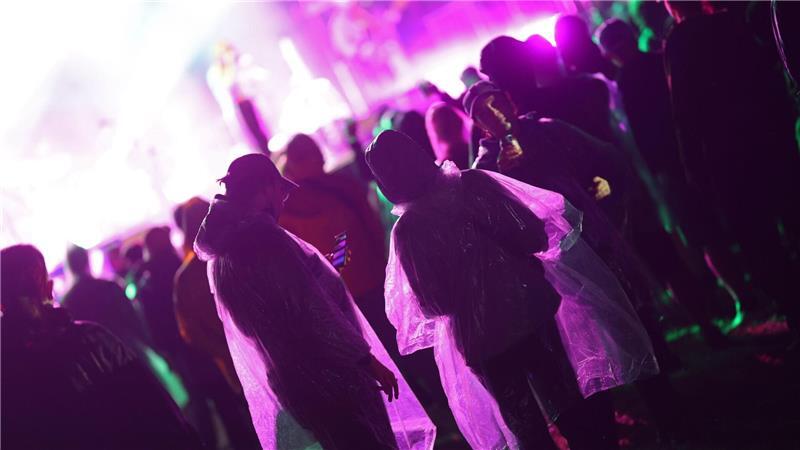 Bilder des Tages Besucher stehen am Abend mit Regenkleidung vor der Bühne des Festival Rocken am Brocken.