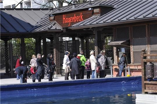 Besucher stehen am Eingang zum Tierpark Hagenbeck vor dem Kassenhäuschen. Archivfoto: Werner Struss