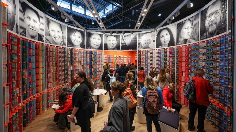 Besucher stehen an einem der Stände auf der Leipziger Buchmesse.
