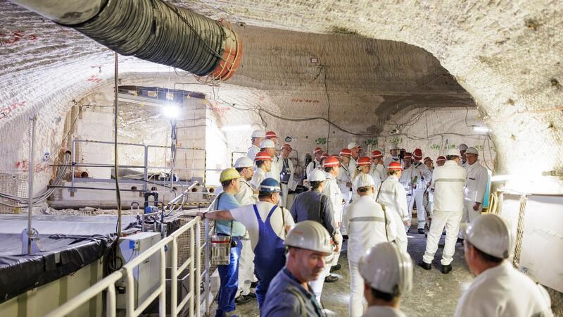 Atommülllager Asse: Verein unterstützt Klage gegen Betreiber Besucher stehen im Atommülllager Asse neben einem Sammelbecken für radioaktiv belastete Lauge.