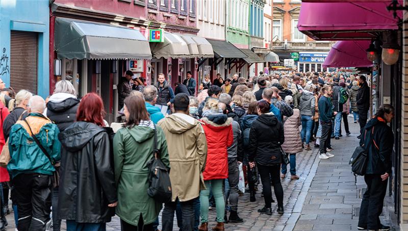 Besucher strömen am "Tag der offenen Tore" durch die Herbertstraße, in der abends auf St.Pauli Prostituierte ihre Dienste anbieten. Foto: Markus Scholz/dpa