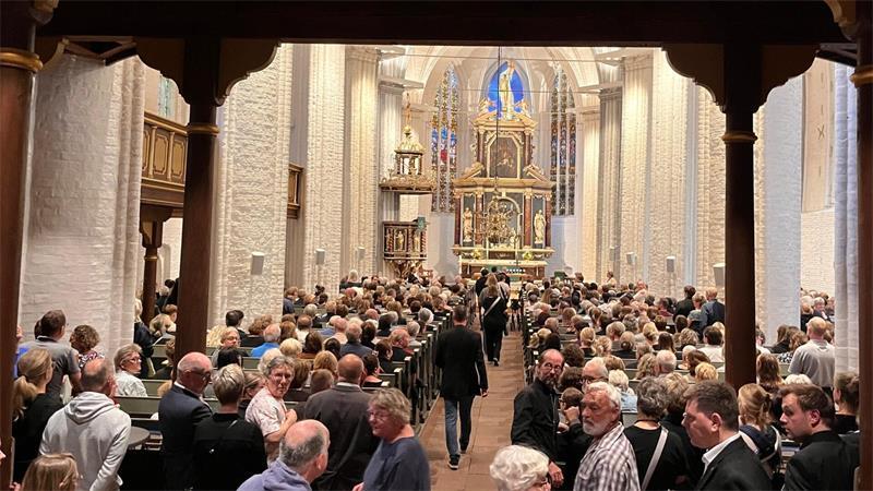Besucher strömen in die Wilhaldi-Kirche.